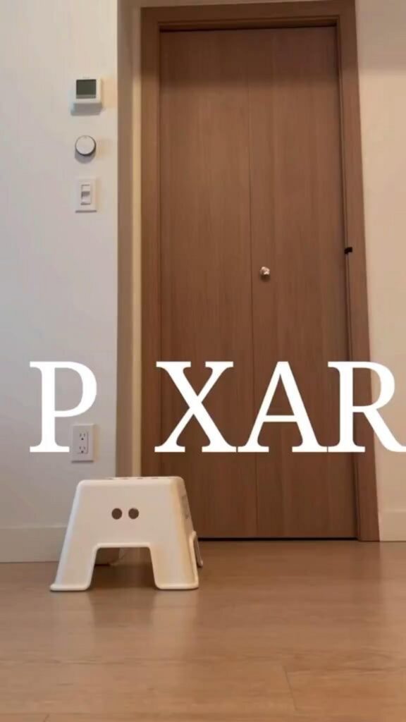 PIXARのロゴに見立てた白い踏み台