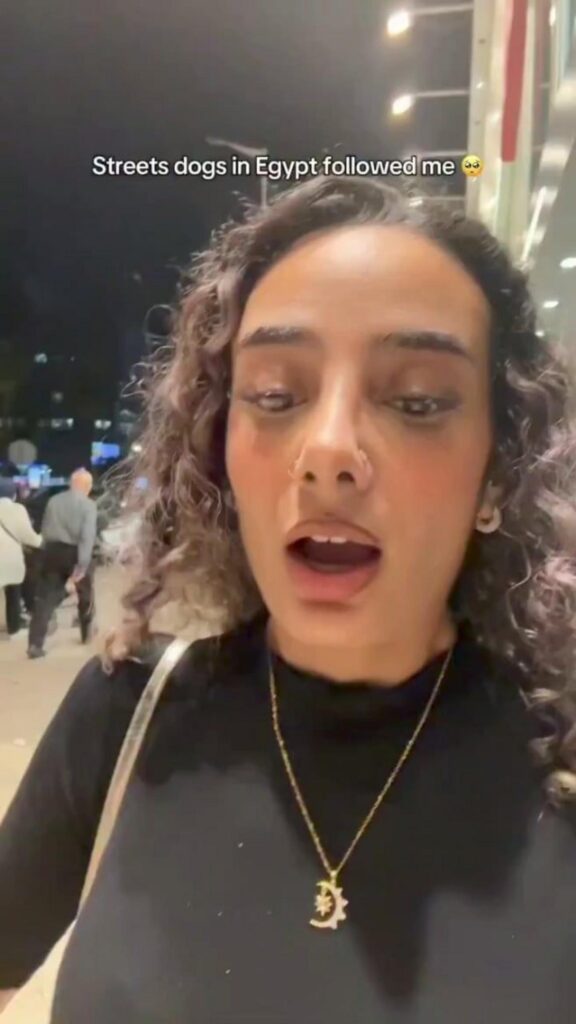 黒い服の女性が驚いた表情で話している