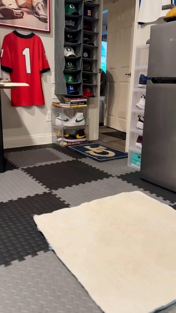 赤いユニフォームや帽子が並ぶ室内