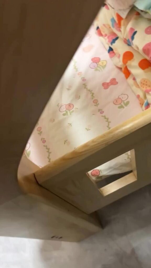 花柄の布団が敷かれた木製ベッド