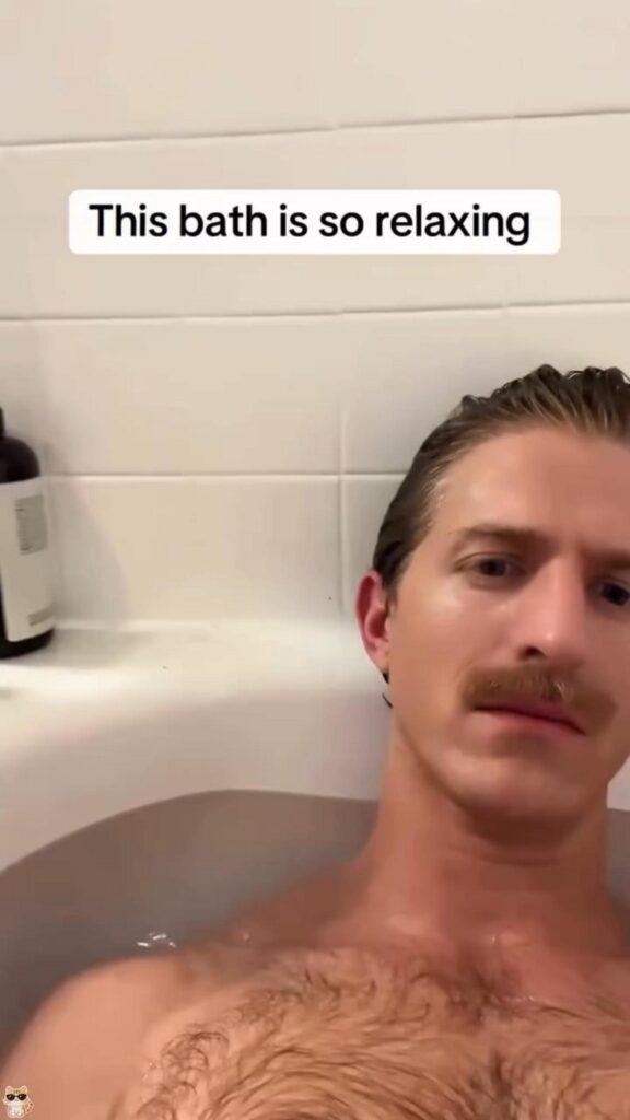 茶髪の男性が入浴している