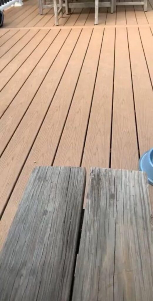 茶色のウッドデッキと手前の古い木の板