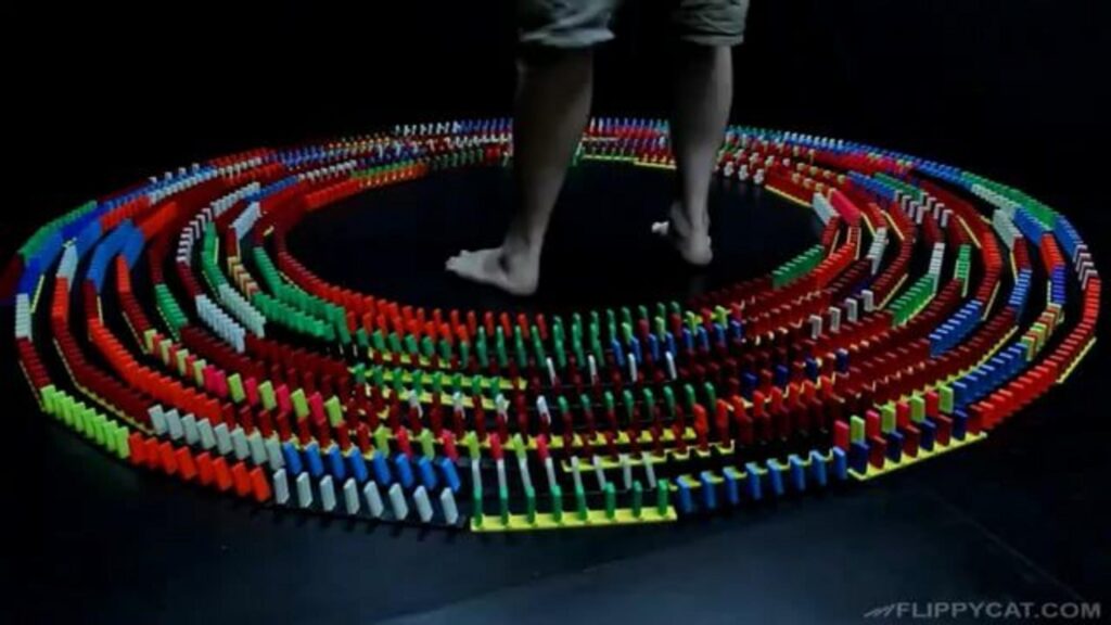 肌色の人間がドミノの輪の中に立っている