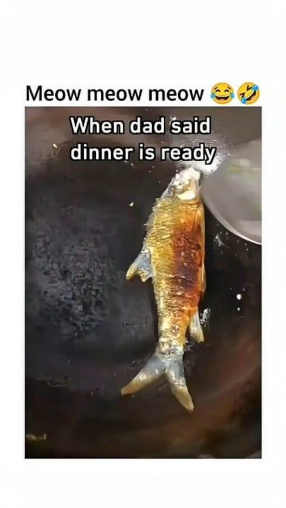 フライパンで焼かれる茶色い魚