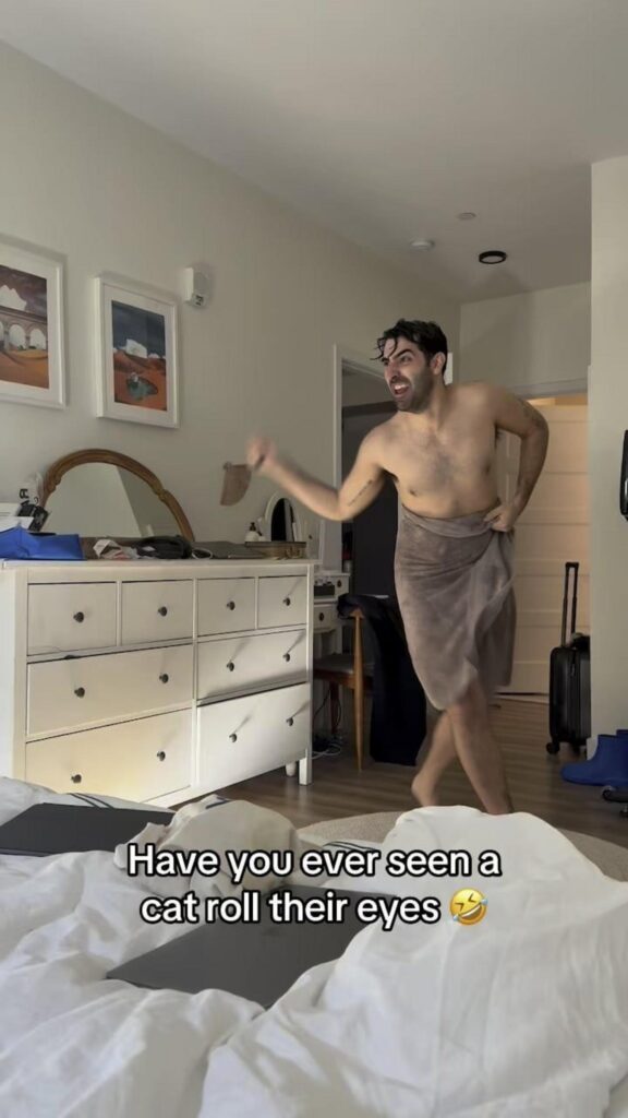 タオルを巻いて踊る肌色の男性