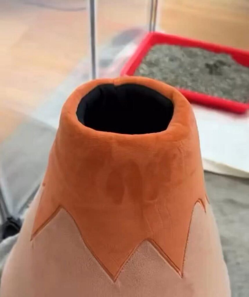 火山の形をしたオレンジ色のぬいぐるみ